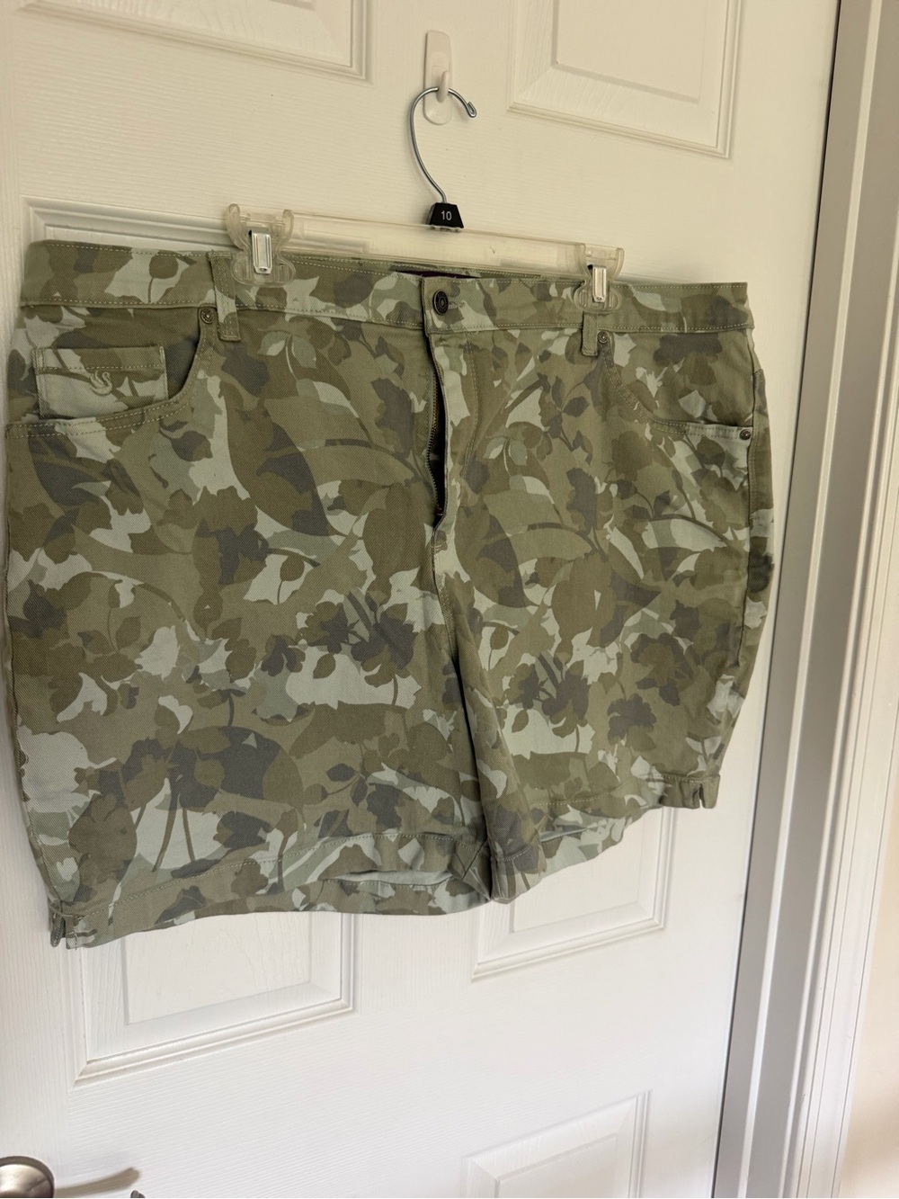 Gloria Vanderbilt Olive Floral Camo Cargo Shorts
